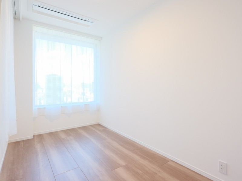 自然光が注がれ心地よい洋室3です。テレワークや読書など落ち着いた時間を過ごすのにもぴったりなお部屋です。