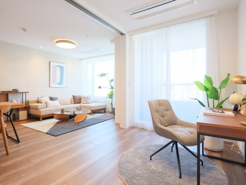 洋室4はリビングとレールのない引き戸で区切られた空間です。拡張リビングとしても、ワークスペースなどにもお使いいただけるフレキシブルなお部屋です。