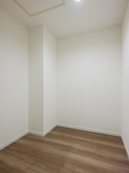 日用品のストックや季節家電、シーズンオフの寝具、アウトドアグッズなど、幅広い収納に便利な納戸です。