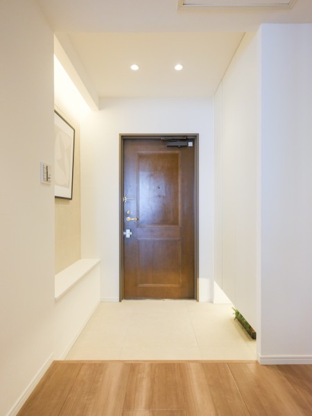 住まいの顔となる玄関はスタイリッシュで気品溢れる空間です。のびやかなホワイトで統一した大容量のシューズボックスを備え付けたことで、空間をすっきりとお使いいただけます。