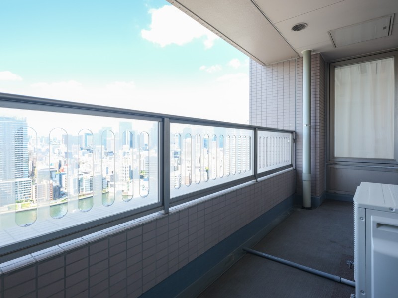 爽やかな風が吹き抜ける開放的な溢れるバルコニーです。視界を遮らないクリアパネルのため、より伸びやかな時間が流れるリフレッシュ空間が広がります