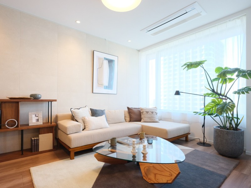 リビングの大きな窓から明るい自然光が降り注ぎ、彩り豊かな暮らしを演出します。流行を先駆けながら安らぎを感じる居住空間です。