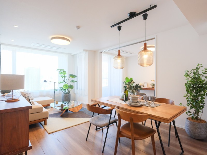 リュクスな暮らしが叶うリビングは木の温もりと上質感を味わえるお部屋です。リビングには床暖房が敷設され、一年中快適にお過ごしいただけます。