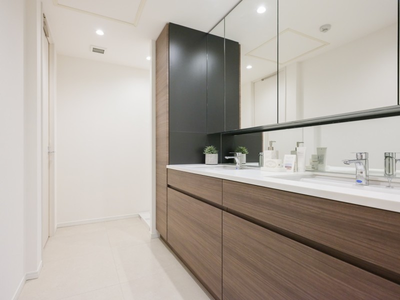 洗面化粧台にはまるでホテルのようなダブルボウルデザインを採用しました。ダブルボウルの大きな洗面台は大きな鏡で身だしなみも整えやすく、朝の慌ただしい時間帯も快適です。