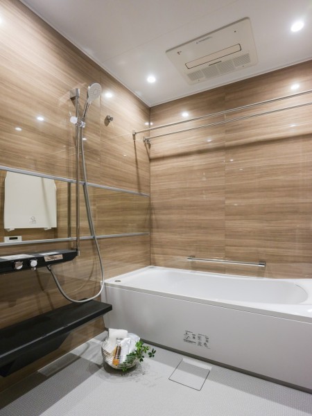 上質で広々としたバスルームはゆったりとおくつろぎいただける癒しの空間です。美しいカーブと全身を包み込むような入浴感が特長の浴槽です。