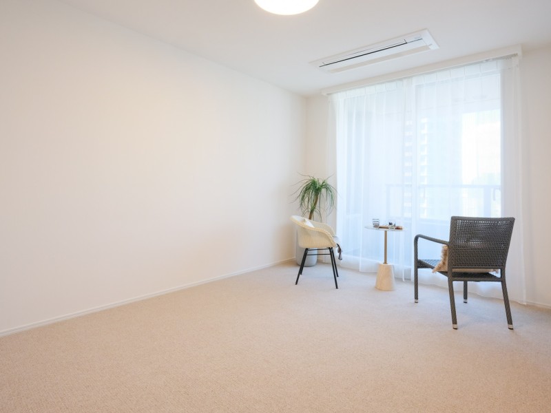 洋室1はウォークインクローゼット付きなので居室部分を広々とお使いいただけます。約8.0帖のゆとりがあるので主寝室にぴったりです。