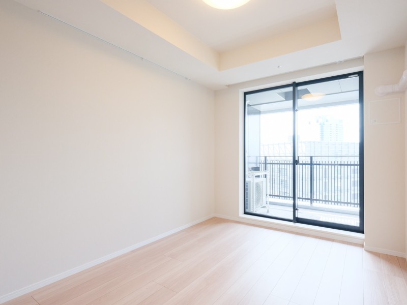 リビングからいちばん離れた洋室１は、プライべート時間を満喫できるお部屋です。凸凹が少なく家具が配置しやすいため、お好みのレイアウトをお楽しみいただけます