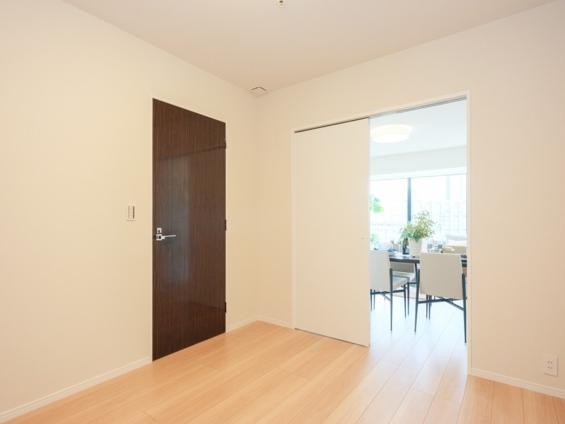 洋室2は、廊下側・リビング側のどちらにも扉を設置し、ご家族構成やライフスタイルに合わせてフレキシブルにお使い頂けるお部屋です