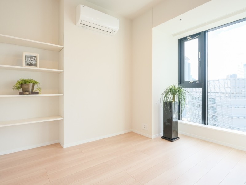 穏やかな自然光が注がれる洋室3です。のびやかな空間の中で、ほっと一息つけるやすらぎの時間が流れます。明るく、ワークスペースとしても快適に活用いただけます