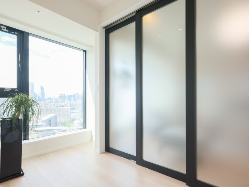 リビングと洋室3を仕切る扉は、解放感を感じられるガラス扉を用いました。リビングからの光も取り込めて、よりすっきりとした印象の仕上がりです