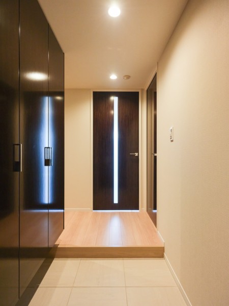 玄関には頼もしい収納力をもつシューズボックスを備え付けました。玄関の照明は人感センサーなので、スイッチを探す必要がなく明るい空間が出迎えてくれます