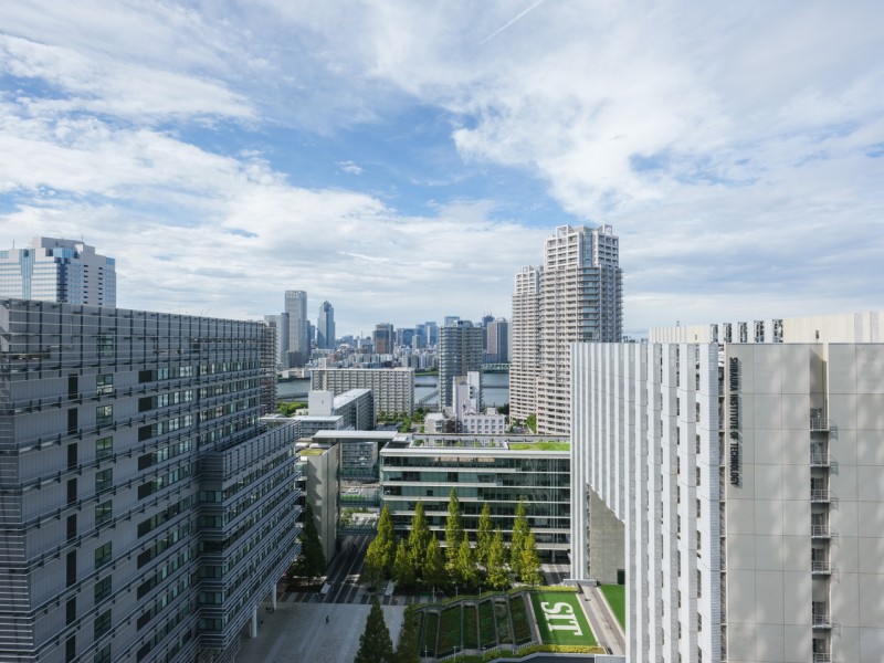 19階からは都心の刺激を間近に、ビル群の隙間からのぞく青々とした空を望める眺望です。都心ならではの夜景も楽しめそうです♪