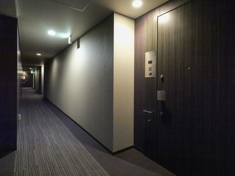 高級感がありホテルライクな内廊下です。ホテルのような玄関扉が格調高い住まいであることを証明しています