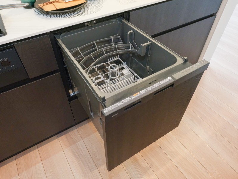 ◆食器洗浄乾燥機◆家事の時間を短縮できる優れもの。さらに節水・節約を同時に行うことができるので、大変人気があり重宝します