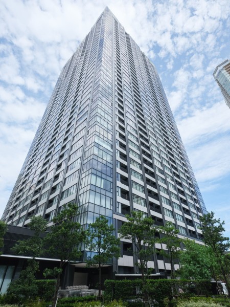 豊洲エリアにそびえ立つ住友不動産が手掛ける高級分譲マンション『シティタワーズ豊洲ザ・シンボル』です。豊洲運河を目前に、解放感と採光に溢れたタワーライフをお楽しみいただけます