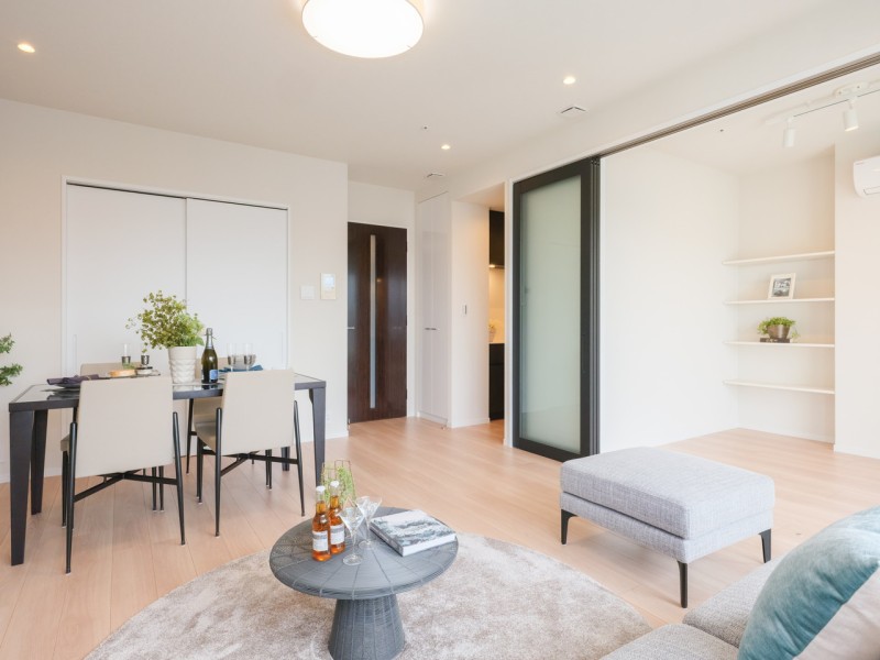 リビングダイニングは、隣接する洋室を開放するとフラットに広く室内を快適に活用いただけるので、ご家族や友人との楽しい時間をお過ごしいただけます