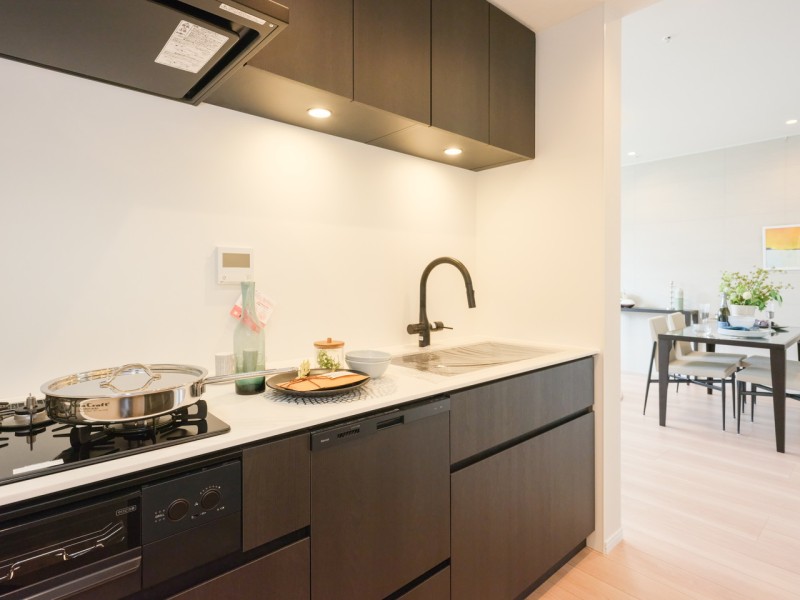 収納豊富で作業スペースもゆったりとした壁付けのシステムキッチンです。間接照明がよりいっそう上質空間を創り出します