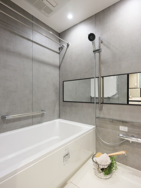 毎日のバスタイムを贅沢に、豊かにしてくれるバスルームです。空間を広く感じさせるワイドミラーを配し、くつろぎのリラクゼーションタイムを心行くまでお楽しみいただけます