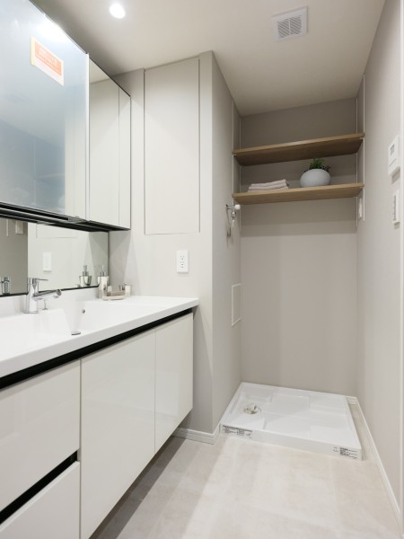 収納豊富で実用的な洗面化粧台を新規設置しました。洗面室にはタオルや着替え、洗剤などの収納に便利なリネン棚を備え付け、使いやすさを重視した工夫を詰め込みました