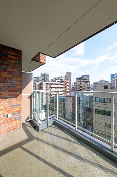 空間をゆるやかに紡ぐ、爽やかな風が感じられるバルコニーです。ゆとりのあるバルコニーなので、読書やティータイムなどリフレッシュできる魅力的な空間です。