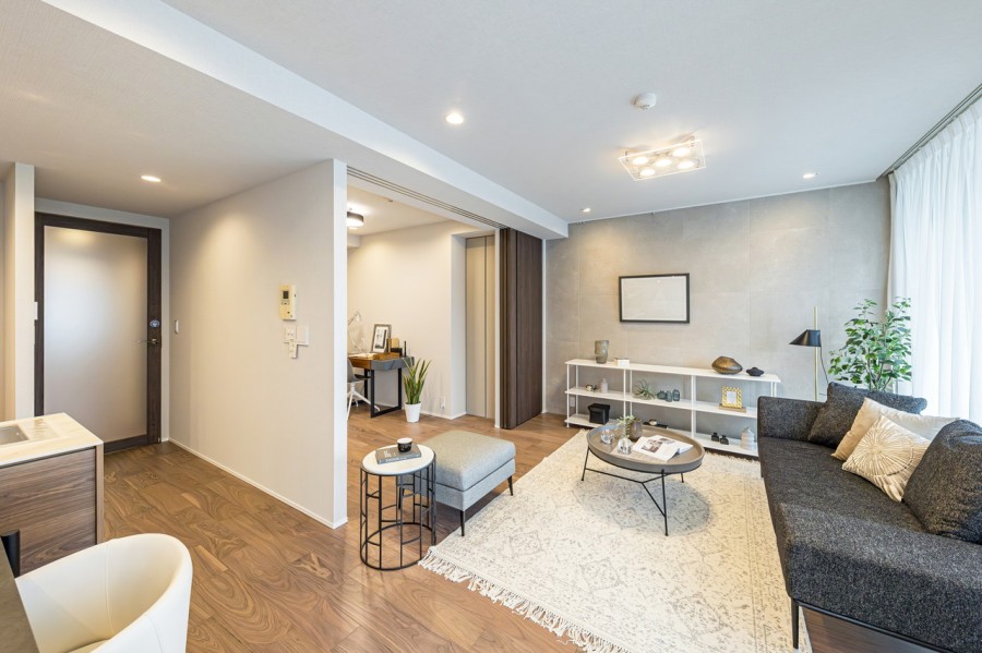 リュクスな暮らしが叶うリビングは木の温もりと上質感を味わえるお部屋です。ピクチャーレールを設置したので壁を傷つける心配なくお気に入りのアートやグリーンを飾りインテリアを楽しめます。