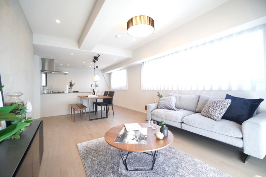 最上階15階部分の四方角住戸です。全ての方向に開口部があり、窓が多く陽当り・眺望良好です。LDKは約18.5帖、床暖房完備で家族がゆったりとくつろげます。シンプルな温かみを感じる内装です。