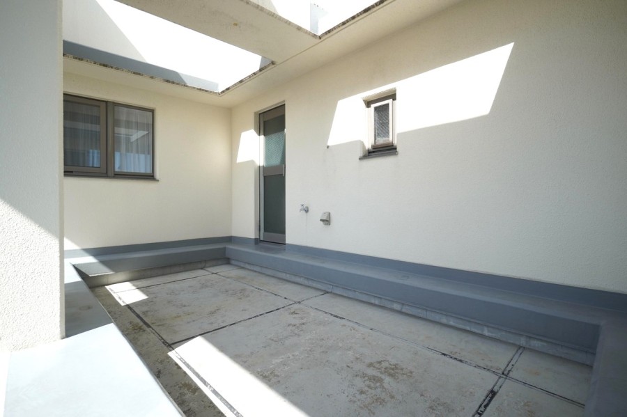 最上階ですので、ルーフバルコニーもあります。洋室や洗面、浴室に面しており、快適な空間を保ってくれます。水栓や電源が確保されていますので、お掃除の際にも便利です。