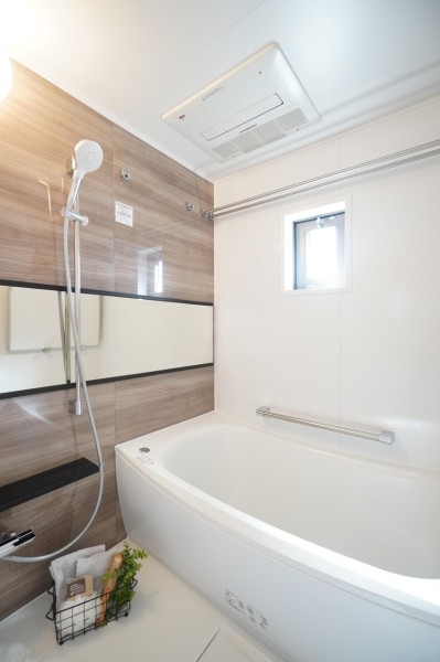 浴室にも窓があり換気もしっかり行えます。浴室暖房乾燥機完備ですので、梅雨時の衣類の乾燥や冬場の暖房運転など一年中快適にご使用頂けます。