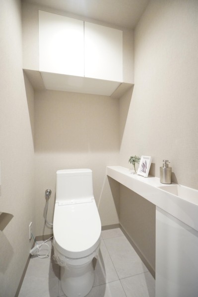 TOTO製ウォシュレット一体型のトイレ新規交換済みです。手洗いカンターを設置しましたので、家族もゲストも清潔に使用出来ます。吊戸棚を設置しましたので、小物類の収納にも便利です。