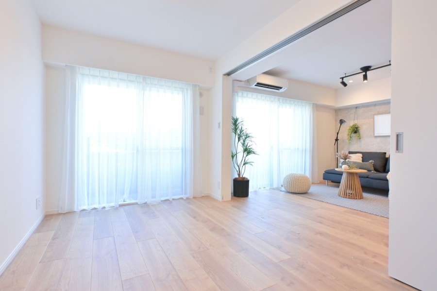 リビング隣接の洋室3はバルコニーに面した開放感のあるお部屋です。引き戸の開閉次第で拡張リビングとしてもお使いいただけます。