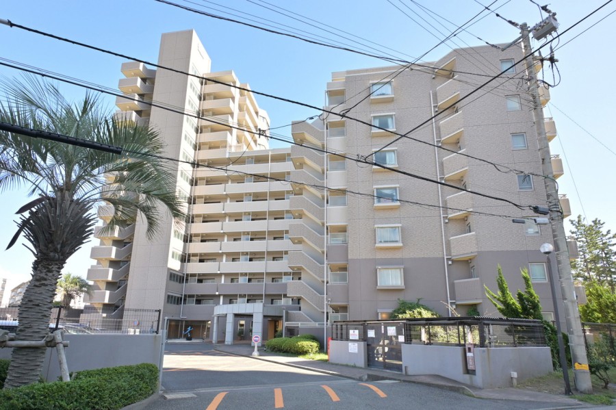 海と緑に恵まれた開放感溢れるロケーションです。バス便豊富。サーフボード置場もあり、徒歩3分のビーチをより満喫できる環境なのも魅力的です♪