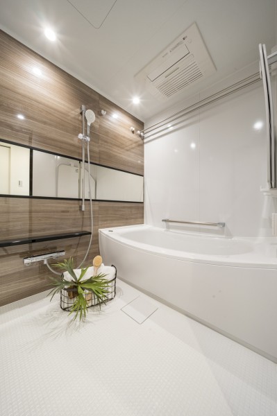 毎日のバスタイムを贅沢に、豊かにしてくれるバスルームです。美しいカーブと全身を包み込むような入浴感が特長の浴槽は、くつろぎの空間が演出してくれます。