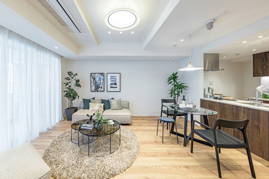 南西向きの大きな窓から心がほっとする陽光が注がれるリビングダイニングです。カーテンの向こうから心地よい光が差し込み、家族団欒のひとときをより快適な空間へと演出します。