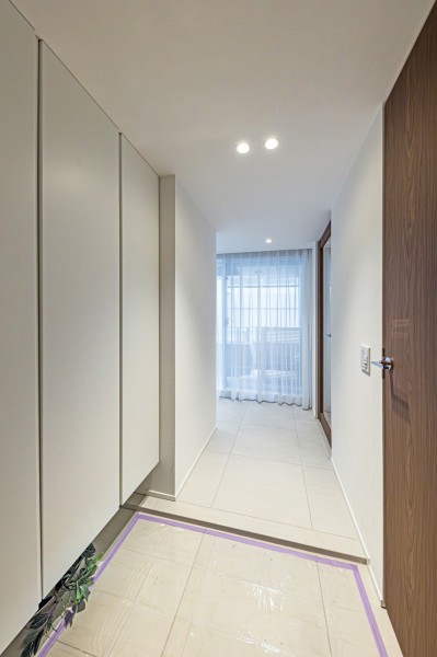 玄関横にはシューズボックスの他、納戸を設置しました。日用品や非常災害備蓄品のストック、お子様の外遊びの道具など、使い方は様々な魅力的な収納スペースです。