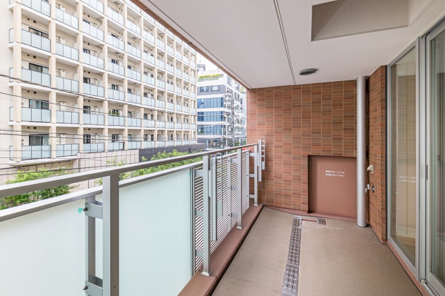 大きな窓とゆったりとしたバルコニーがお部屋の中に優しい光と風を運んでくれます。お洗濯物をたくさん干しても、気持ちよく乾きそうですね。