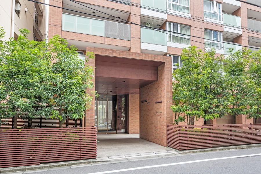 都心における凛とした存在感を主張するエントランスです。堂々たる趣の中に居心地の良さも感じさせ、安らぎの居住空間へ誘います。