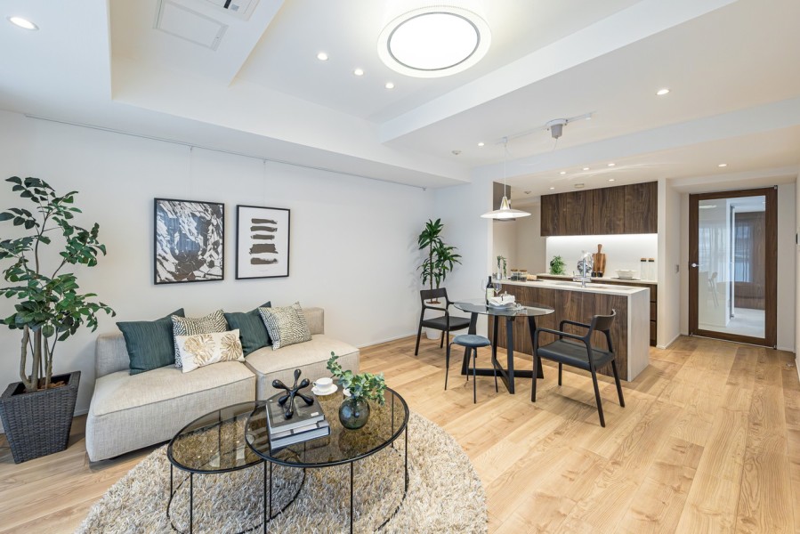 ソファーセットとダイニングセットを置いてもゆったり使えるLDKです。上質さと気品溢れる雰囲気をもたらすデザインが、洗練された空間を演出します。