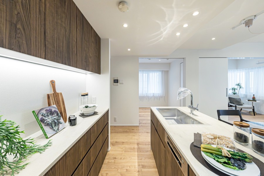 リビングにいるご家族とコミュニケーションを取りながらお料理ができる、人気のオープンキッチンです。キッチン背面には収納豊富でカウンタースペースも広いカップボードを備え付けました。