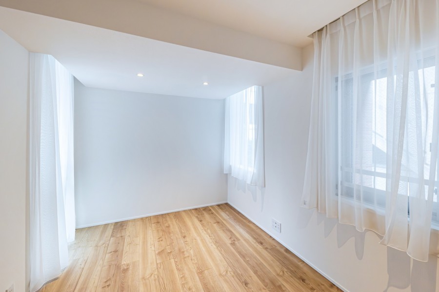 リビングからいちばん離れた洋室１（7.4帖）は、プライべート時間を満喫できるお部屋です。窓から差し込む光が、過ぎゆく時間を心地よい空間にしてくれます。