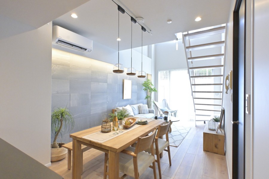 窓からたっぷりと自然光が注がれるリビングダイニングです。カーテンの向こうから心地よい光が差し込み、家族団欒のひとときをより快適な空間へと演出します。