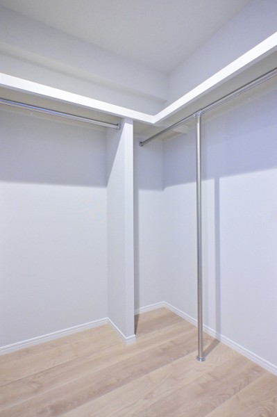 洋室2のウォークインクローゼットは、季節や用途ごとに分けて、お洋服や鞄などを収納していただけるスペースです。