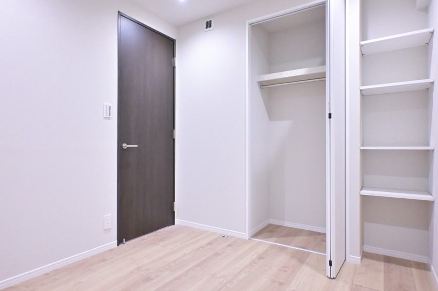 サービスルーム(4.5帖)にはクローゼットと棚を設置しました。季節物を収納したり、ワークスペースや子供部屋としても活躍できそうな空間です。