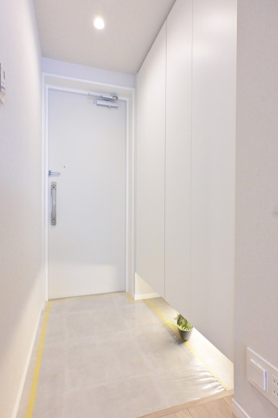 白を基調とした清潔感のある玄関です。人感センサー付きライトを設置したので、暗い時間帯のご帰宅や両手が塞がっているときも快適です。