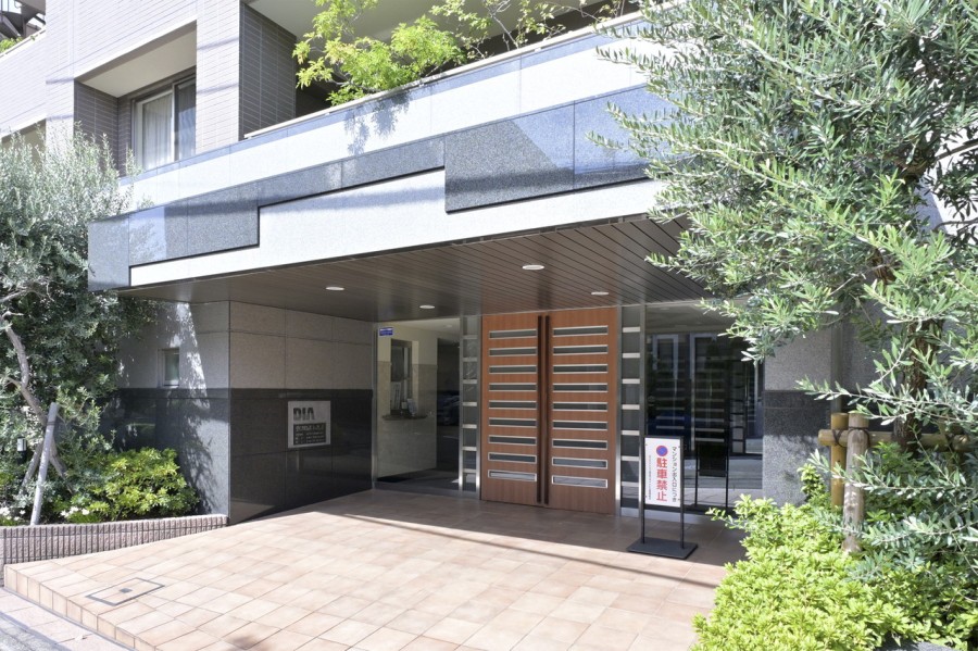 街の雰囲気と呼応するように、スタイリッシュで機能的なエントランスです。安らぎの自然も感じられる植栽がお出迎えし、彩り豊かな暮らしへ誘います。