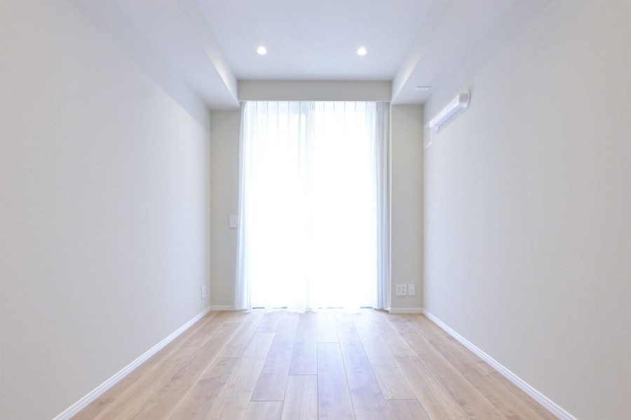 テラスに隣接した洋室1です。柔らかな光が差し込むお部屋は、主寝室としても、勉強や読書など落ち着いて作業したいときにもぴったりのお部屋です。