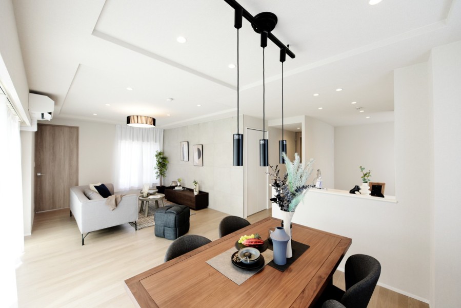 阪急南千里駅直結デッキで快適アクセスの物件です。専有面積110.70m²の収納豊富な4LDK、LDKは約22.5帖の広さ、三面採光ですので開放感があります。43.38m²のルーフバルコニー付で、お部屋に優しい光と風を運んでくれます。