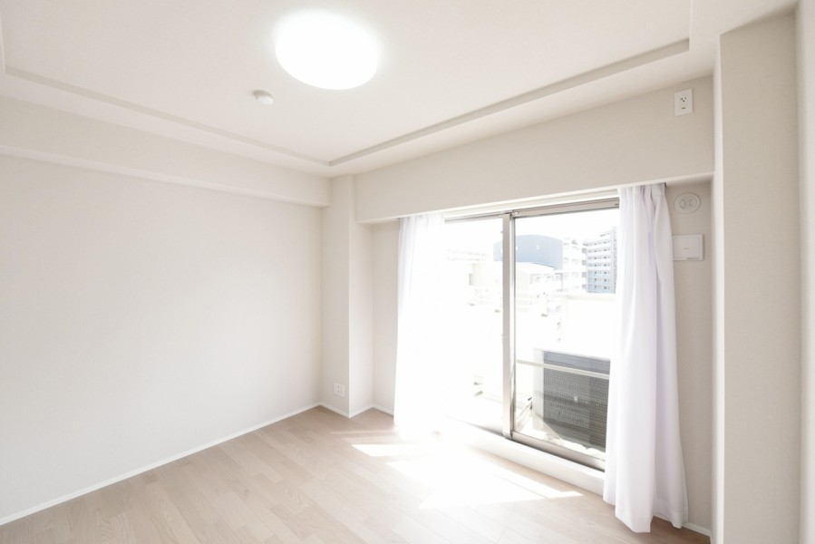 洋室2（約6.3帖）は東向きのバルコニーに面しています。優しい朝日と共に気持ちよく一日の始まりを迎えることができます。リビングから少し離れて静かに自分の時間に集中できそうです。