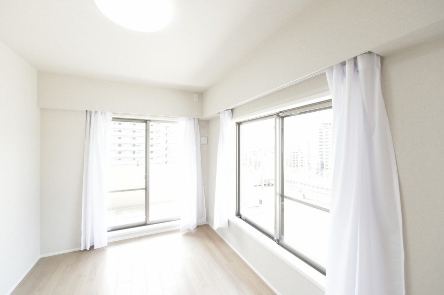 洋室4（約5.7帖）はリビングに隣接したお部屋で、ルーフバルコニーとバルコニーに囲まれた開放感あふれるお部屋です。リビングインなので、お子様のお部屋としてもおすすめです。