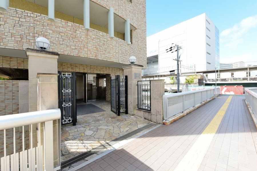 阪急南千里駅とは、デッキで直結していますので、通勤・通学のお時間が短縮できる便利な立地です。豊かな自然を感じられる千里南公園なども近く、利便性と住環境のバランスが取れ、子育てファミリーにもおすすめです。