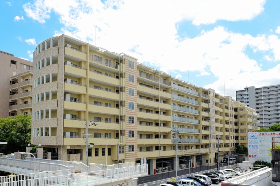 阪急南千里駅から直結デッキで快適アクセスです。駅前にはお買い物施設や金融機関、医療機関も揃った便利な立地です。平成15年建築、総戸数53戸、ペット飼育可能です。令和元年に大規模修繕工事済み、管理体制良好のマンションです。